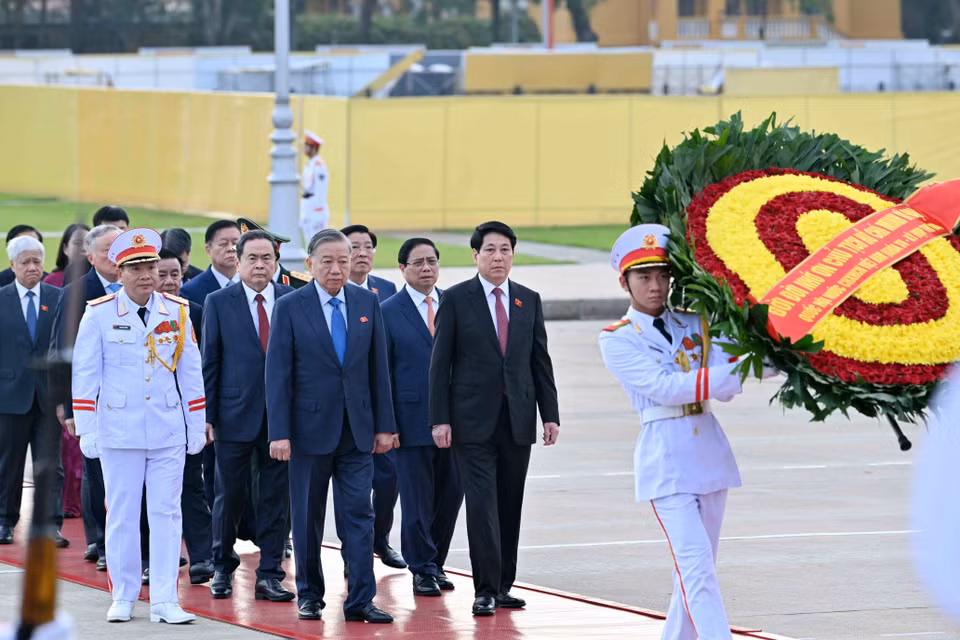 2025年10月20日上午，在第十五届国会第十次会议开幕前，越南党和国家领导人以及国会代表前往胡志明主席陵敬献花圈并瞻仰胡志明主席遗容。图自越通社