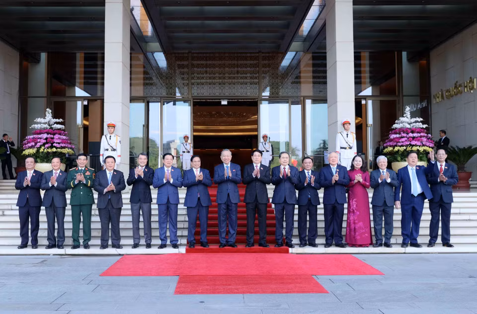 在出席第十五届国会第十次会议开幕式前，越南党和国家领导人在国会大厦合影。图自越通社