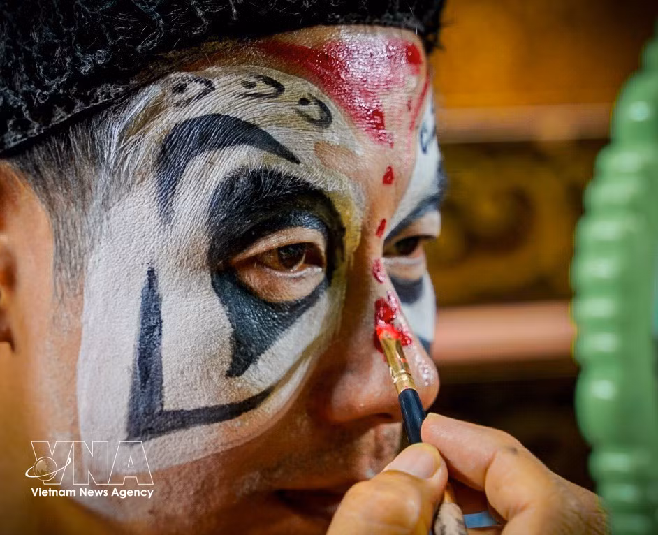 丛剧中的化妆过程极为精细繁复，不仅是为了美化形象，更是为了在角色一登场时就“刻画”出其性格、身份与道德特征。图自越通社