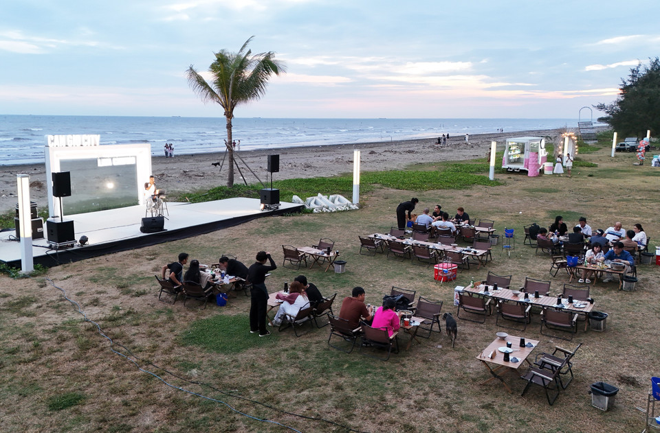 每逢周末，众多游客前往Lata Camping露营区（胡志明市芹耶县龙和乡）海滩休闲游玩以及欣赏音乐表演。图自越通社