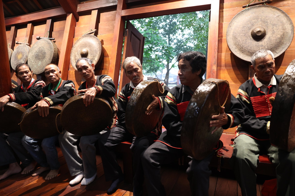 锣钲声从埃地族的传统长屋中回荡。图自越通社