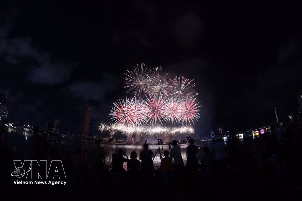 越南岘港队的烟花表演。图自越通社