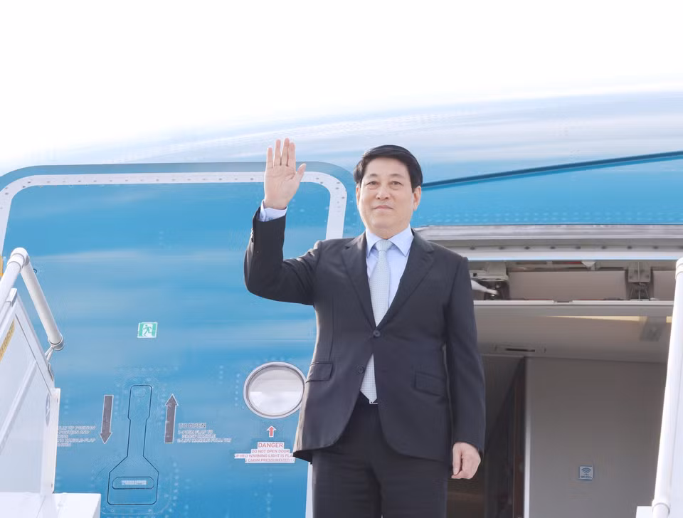 2025年10月29日下午，由越南国家主席梁强率领的越南高级代表团抵达韩国釜山，出席于10月29日至11月1日举行的2025年亚太经济合作组织（APEC）领导人会议周。图自越通社