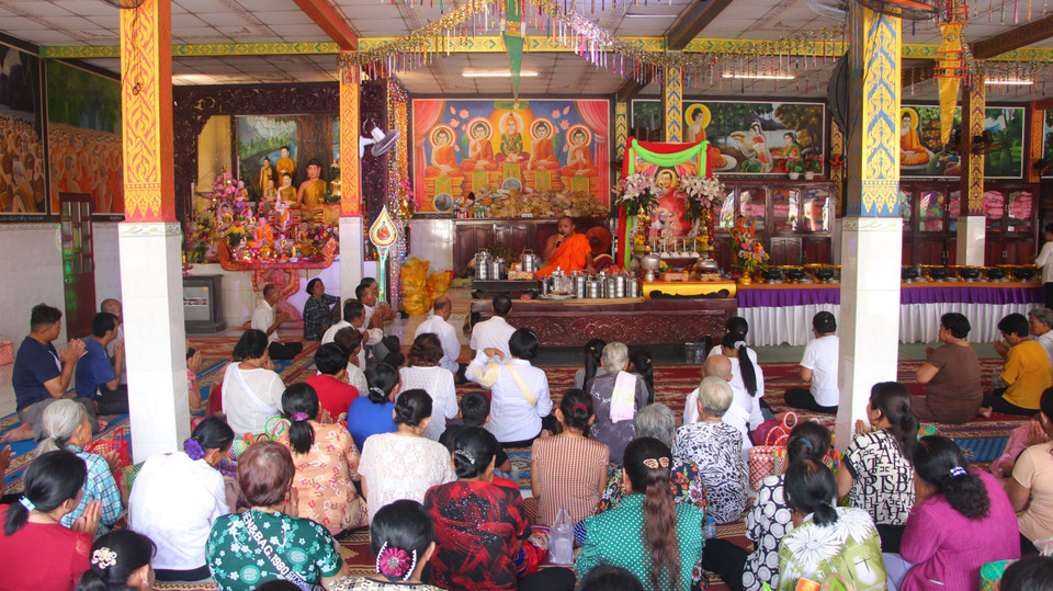 高棉族同胞向僧侣供奉饭食，以将功德回向给我们的历代祖先。图自越通社