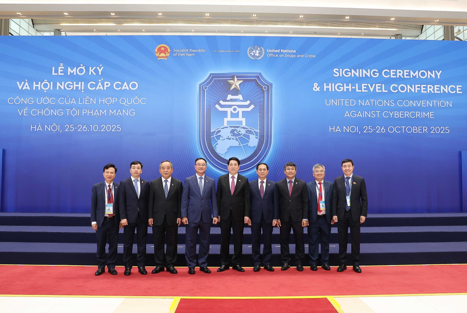 越南国家主席梁强与出席《河内公约》开放签署仪式的代表们合影。图自越通社