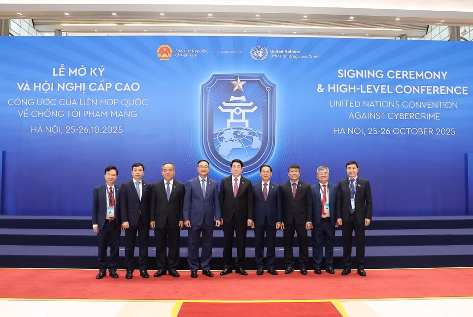 越南国家主席梁强与出席《河内公约》开放签署仪式的代表们合影。图自越通社