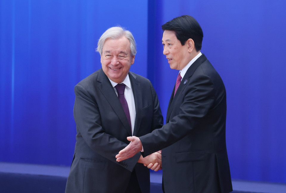 10月25日上午,越南国家主席梁强迎接出席《河内公约》开放签署仪式的联合国秘书长安东尼奥·古特雷斯。图自越通社