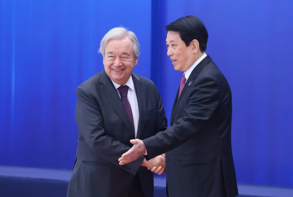 10月25日上午，越南国家主席梁强迎接出席《河内公约》开放签署仪式的联合国秘书长安东尼奥·古特雷斯。图自越通社