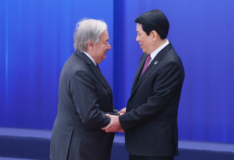 10月25日上午,越南国家主席梁强迎接出席《河内公约》开放签署仪式的联合国秘书长安东尼奥·古特雷斯。图自越通社