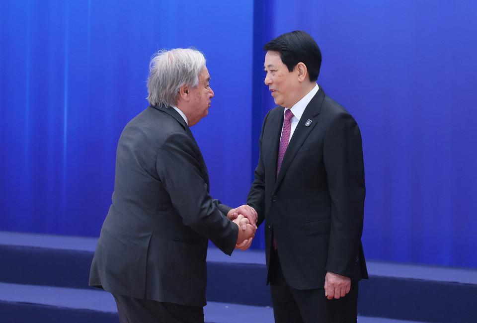 10月25日上午，越南国家主席梁强迎接出席《河内公约》开放签署仪式的联合国秘书长安东尼奥·古特雷斯。图自越通社