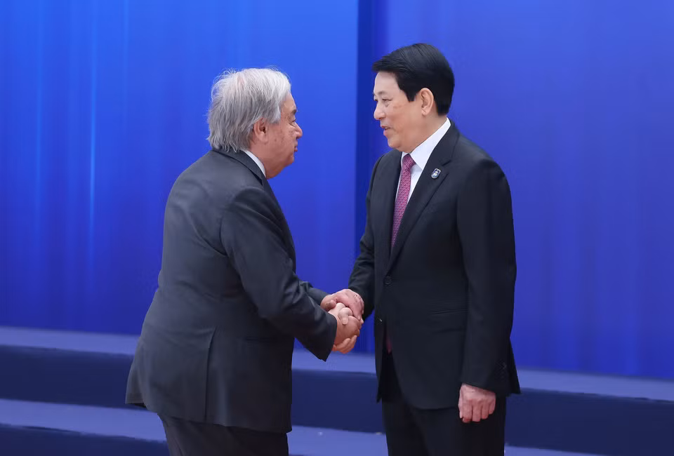 10月25日上午，越南国家主席梁强迎接出席《河内公约》开放签署仪式的联合国秘书长安东尼奥·古特雷斯。图自越通社