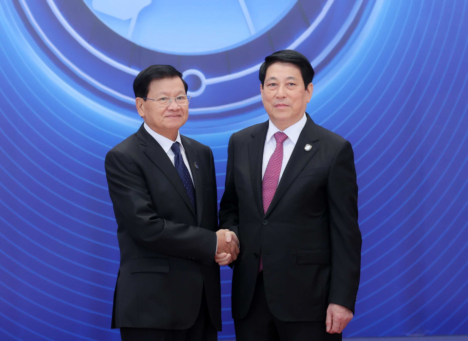 10月25日上午,越南国家主席梁强迎接出席《河内公约》开放签署仪式的老挝人民革命党中央总书记、国家主席通伦·西苏里。图自越通社