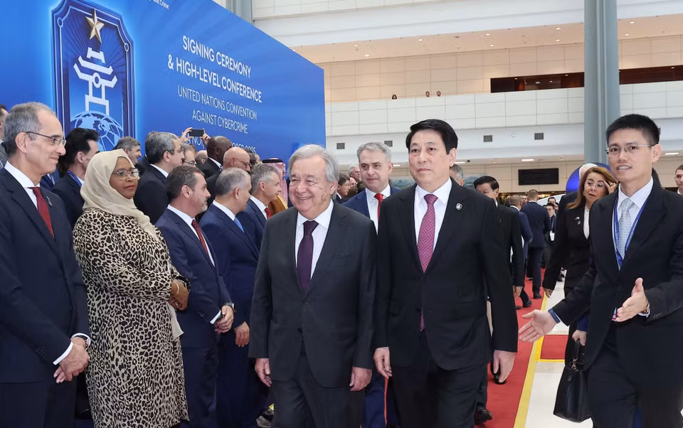 越南国家主席梁强与联合国秘书长安东尼奥·古特雷斯共同主持《河内公约》开放签署仪式