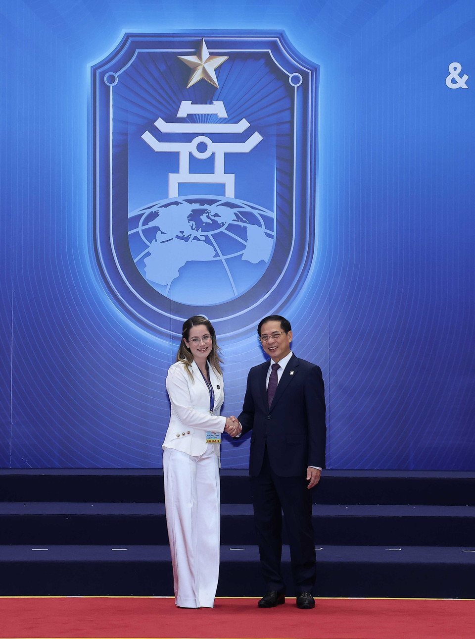 越南政府副总理裴青山于10月25日上午在河内国家会议中心迎接出席《河内公约》开放签署仪式的各国代表团团长。图自越通社