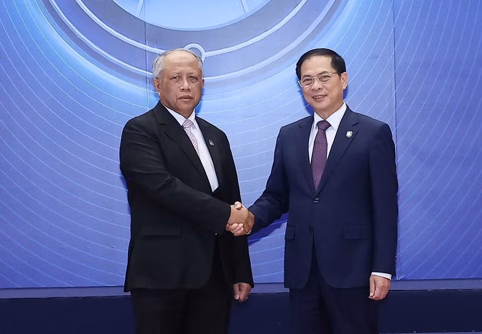 越南政府副总理裴青山于10月25日上午在河内国家会议中心迎接出席《河内公约》开放签署仪式的各国代表团团长。图自越通社