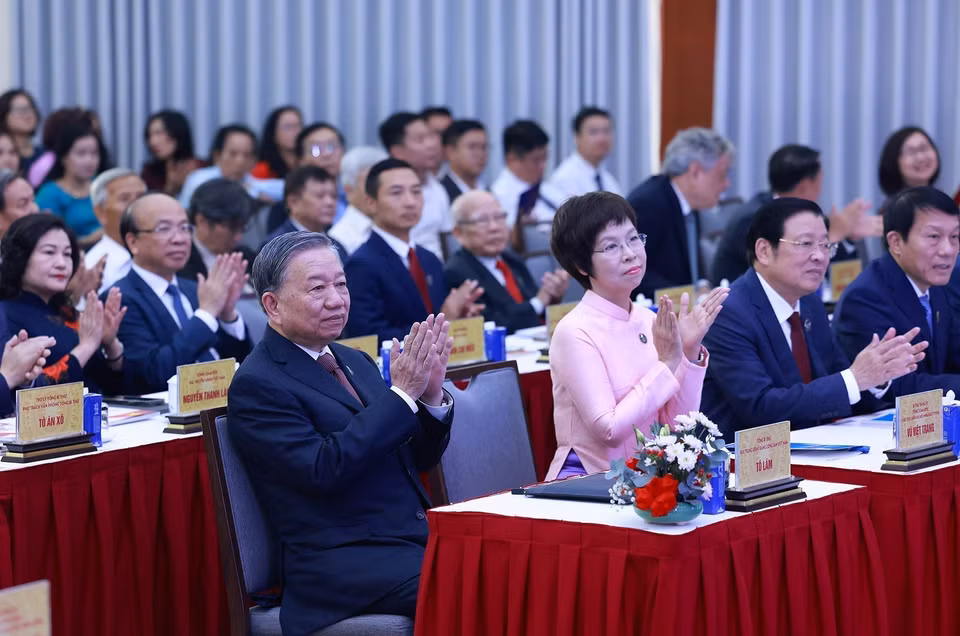 2025年9月14日上午在河内，越共中央总书记苏林与党和国家领导同志及各位代表出席了越南通讯社成立80周年纪念典礼暨胡志明勋章授勋仪式。图自越通社
