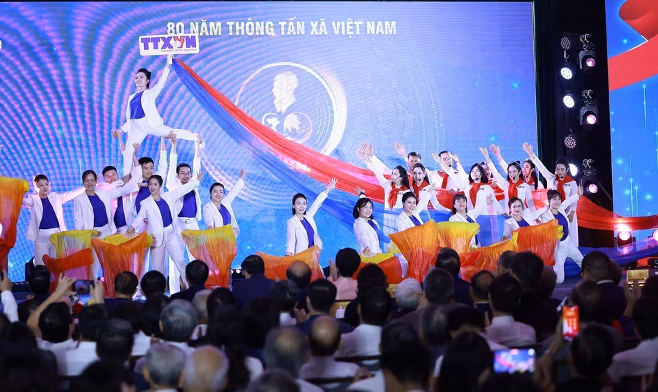 庆祝越南通讯社成立80周年纪念典礼的文艺表演节目。图自越通社