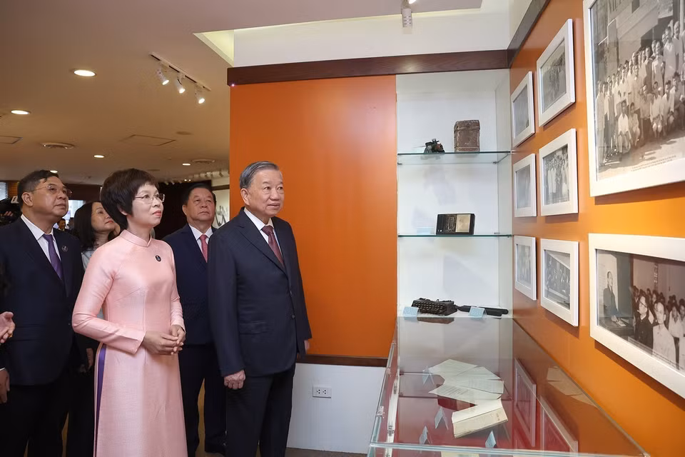 苏林总书记参观越南通讯社传统陈列室。图自越通社