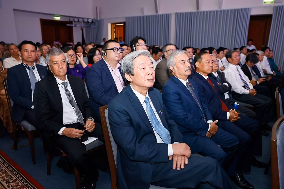 出席仪式的国内外代表。图自越通社
