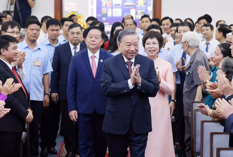 越共中央总书记苏林以及其他高级领导前来越通社总部出席越南通讯社成立80周年纪念典礼。图自越通社