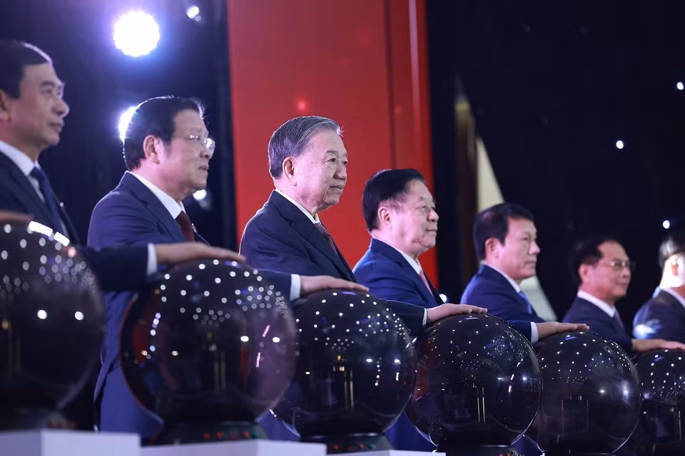 苏林总书记与各位代表共同出席越南共产党第十四次全国代表大会信息网站开通仪式。图自越通社