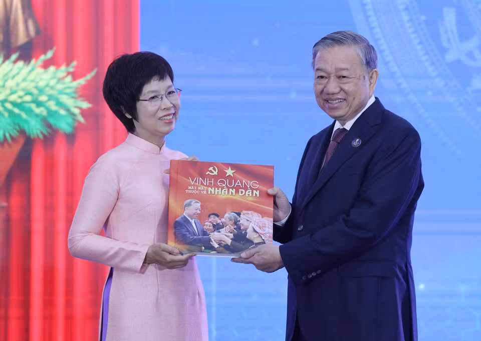 越南通讯社社长武越庄向苏林总书记赠送画册《荣光永远属于人民》。图自越通社