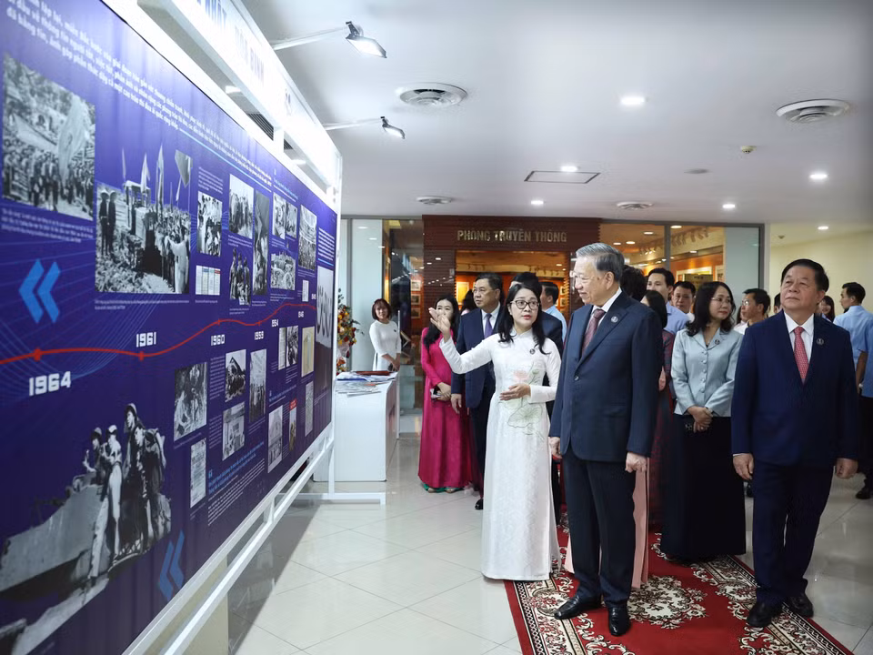 越共中央总书记苏林参观越南通讯社80年传统图片资料展示厅。图自越通社