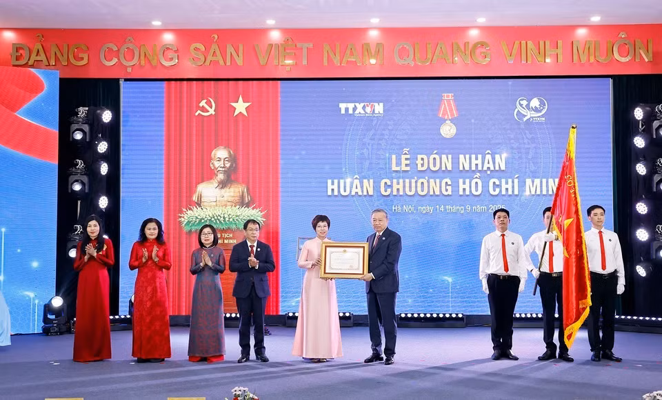 苏林总书记向越南通讯社授予第三枚胡志明勋章。图自越通社