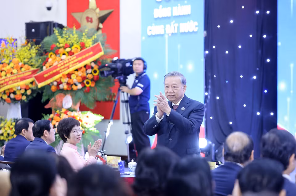 越共中央总书记苏林与党和国家领导同志及各位代表出席了越南通讯社成立80周年（1945年9月15日—2025年9月15日）纪念典礼暨胡志明勋章授勋仪式。图自越通社