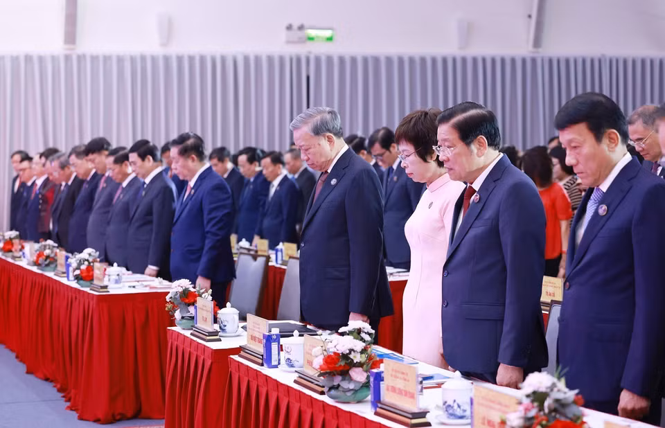 越共中央总书记苏林与各位代表出席向国旗敬礼仪式。图自越通社