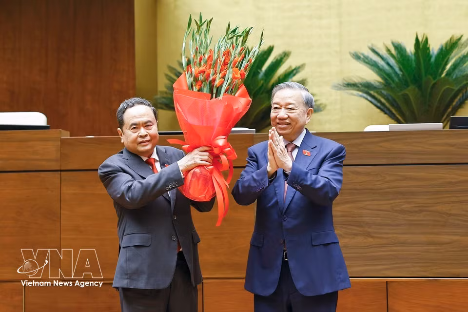 越共中央总书记苏林向当选2026-2031年任期第十六届越南社会主义共和国国会主席陈青敏送鲜花。图自越通社
