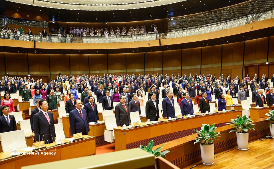 第十六届国会第一次会议召开之前举行的向国旗致敬仪式。图自越通社