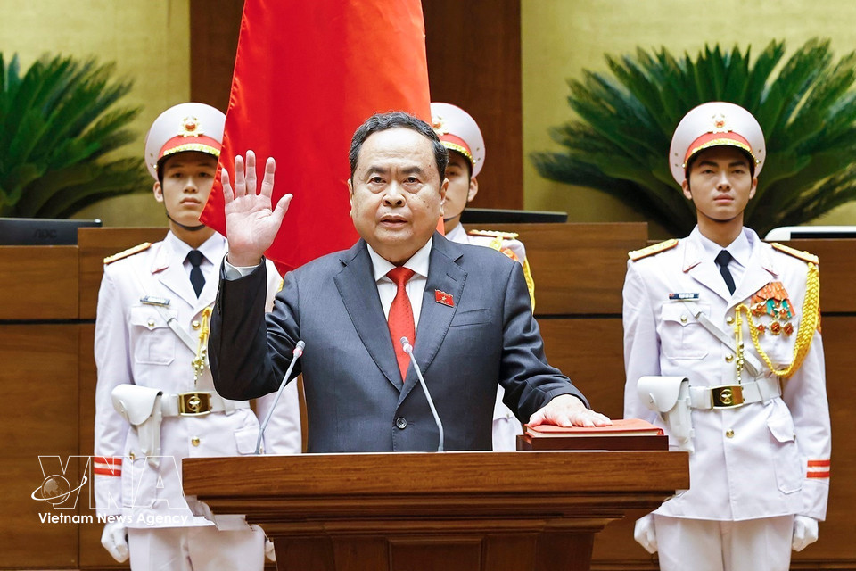 2026年4月6日上午，在国会大厦，越共中央政治局委员陈青敏宣誓就任2026-2031年任期第十六届越南社会主义共和国国会主席。图自越通社