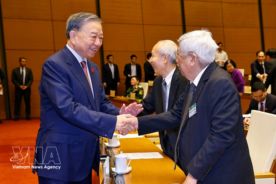 越共中央总书记苏林与出席会议的原党和国家领导亲切握手。图自越通社