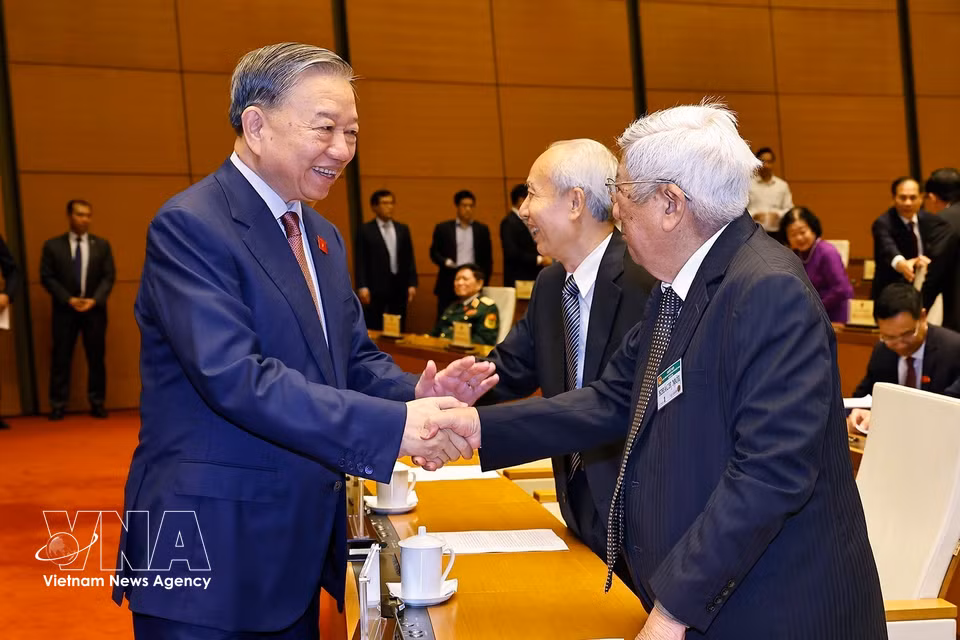 越共中央总书记苏林与出席会议的原党和国家领导亲切握手。图自越通社