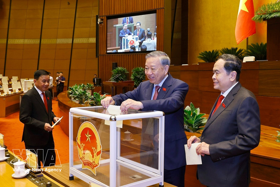 2026年4月6日上午，在国会大厦，国会代表以无记名投票方式选举产生第十六届国会主席。凭借491名参会代表全票赞成（占国会代表总数的98.20%），国会表决通过了选举决议草案，越共中央政治局委员、第十五届国会主席陈青敏同志正式当选为第十六届国会主席。图自越通社
