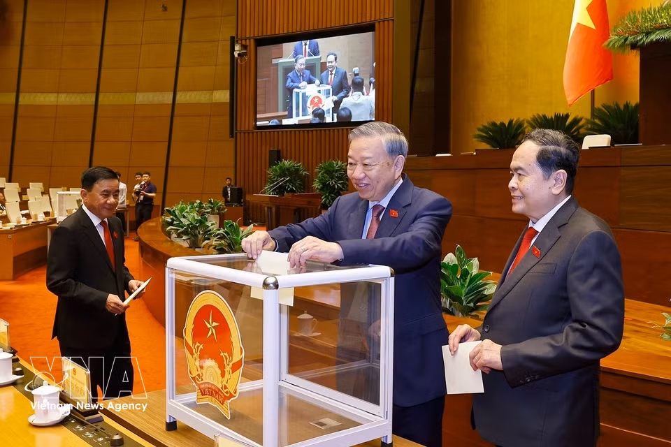 2026年4月6日上午，在国会大厦，国会代表以无记名投票方式选举产生第十六届国会主席。凭借491名参会代表全票赞成（占国会代表总数的98.20%），国会表决通过了选举决议草案，越共中央政治局委员、第十五届国会主席陈青敏同志正式当选为第十六届国会主席。图自越通社