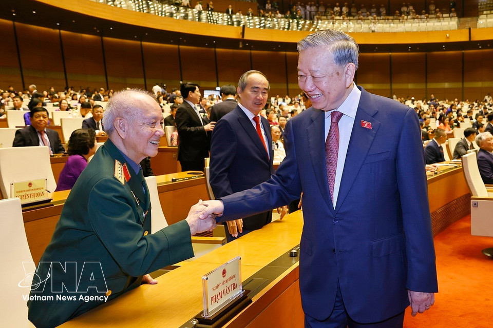 越共中央总书记苏林与出席会议的原党和国家领导亲切握手。图自越通社