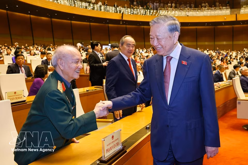 越共中央总书记苏林与出席会议的原党和国家领导亲切握手。图自越通社