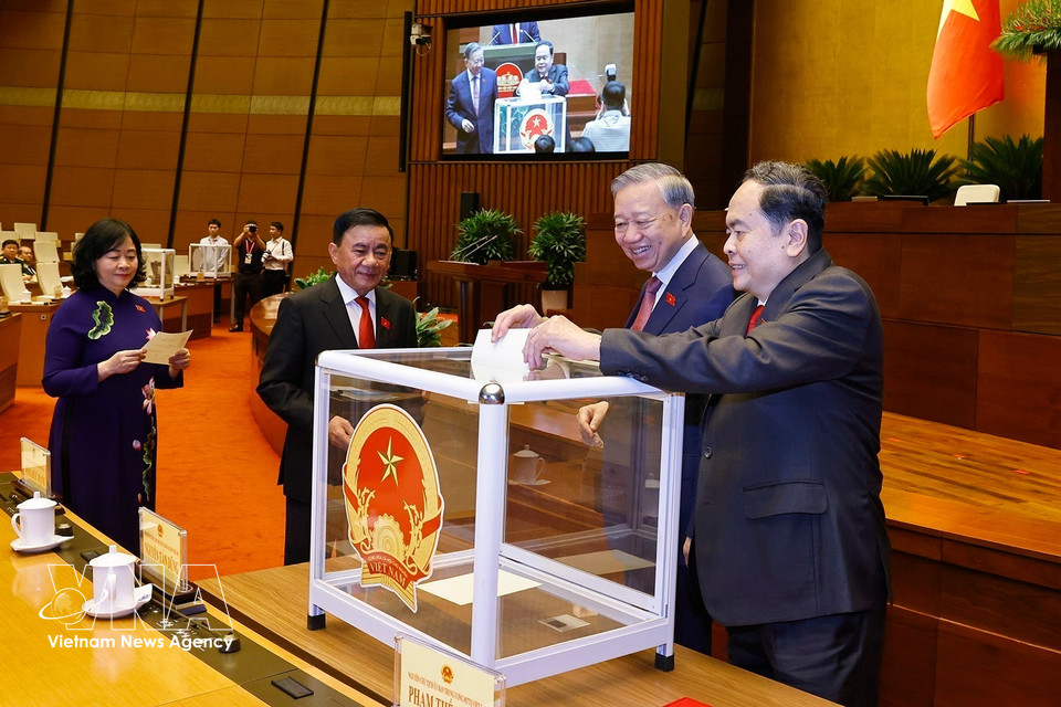 国会代表以无记名投票方式选举产生第十六届国会主席。凭借491名参会代表全票赞成（占国会代表总数的98.20%），国会表决通过了选举决议草案，越共中央政治局委员、第十五届国会主席陈青敏同志正式当选为第十六届国会主席。图自越通社