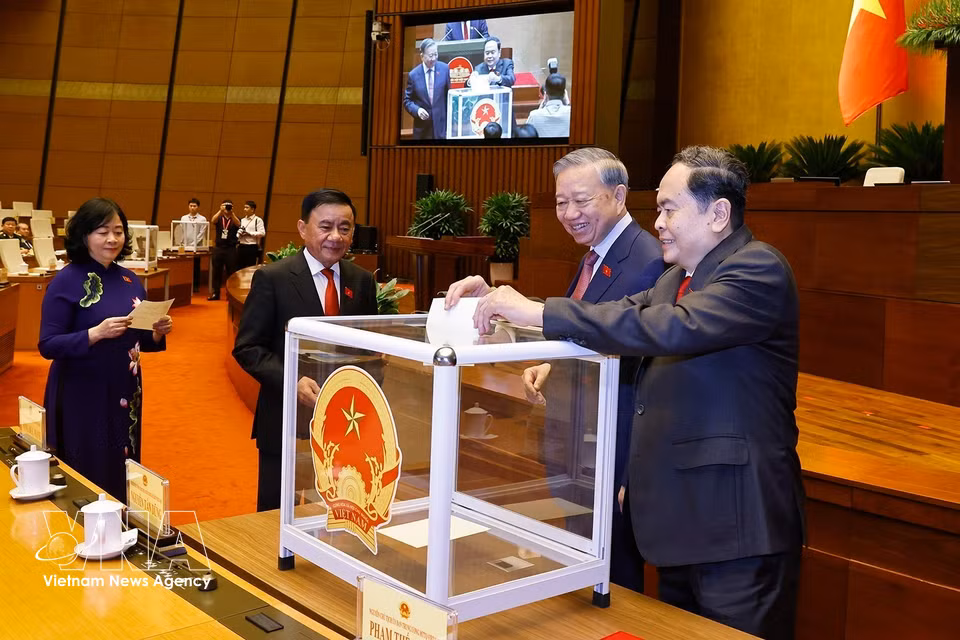 国会代表以无记名投票方式选举产生第十六届国会主席。凭借491名参会代表全票赞成（占国会代表总数的98.20%），国会表决通过了选举决议草案，越共中央政治局委员、第十五届国会主席陈青敏同志正式当选为第十六届国会主席。图自越通社
