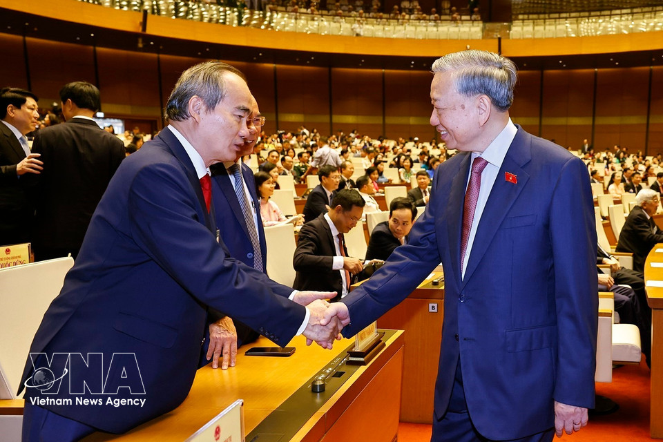 越共中央总书记苏林与出席会议的原党和国家领导亲切握手。图自越通社