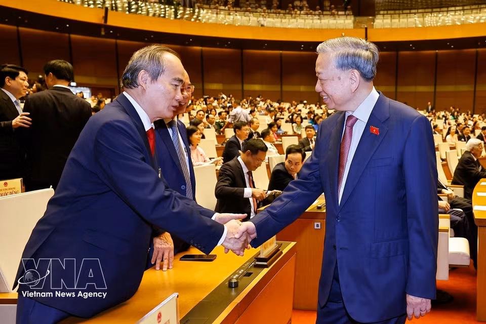 越共中央总书记苏林与出席会议的原党和国家领导亲切握手。图自越通社