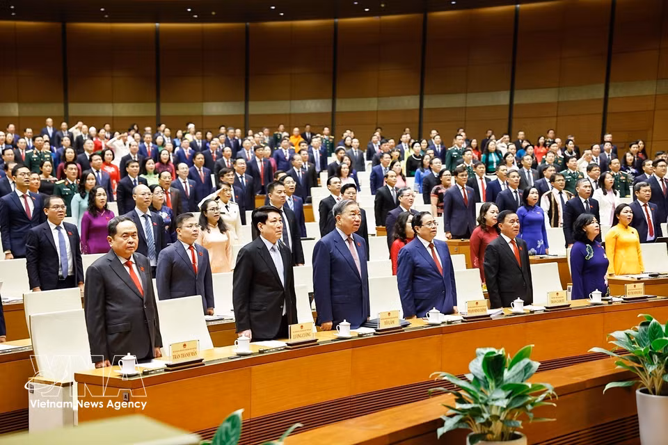 第十六届国会第一次会议召开之前举行的向国旗致敬仪式。图自越通社
