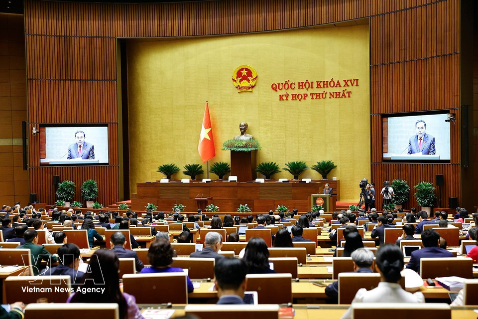 越南国会主席陈青敏在第十六届国会第一次会议上致开幕词。图自越通社