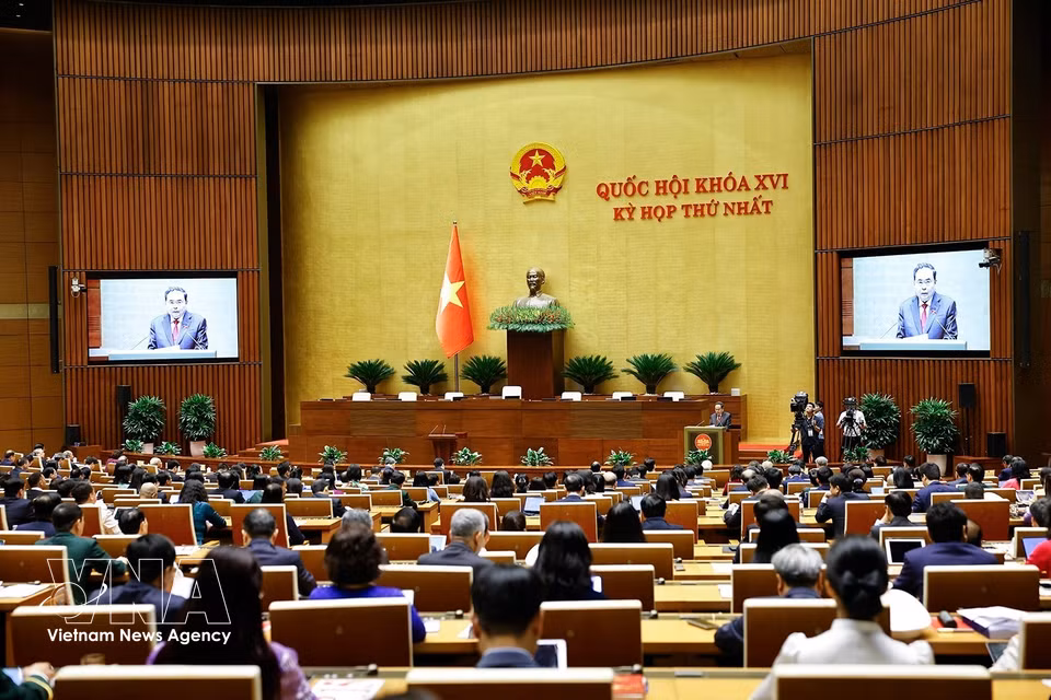 越南国会主席陈青敏在第十六届国会第一次会议上致开幕词。图自越通社