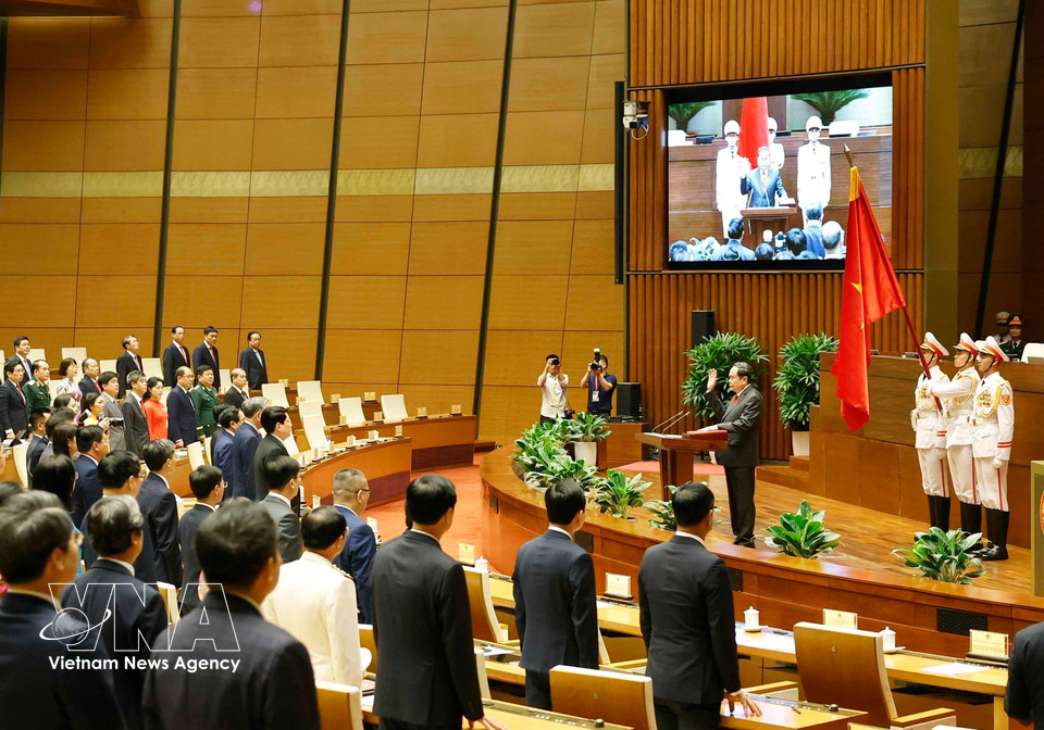 2026年4月6日上午，在国会大厦，越共中央政治局委员陈青敏宣誓就任2026-2031年任期第十六届越南社会主义共和国国会主席。图自越通社