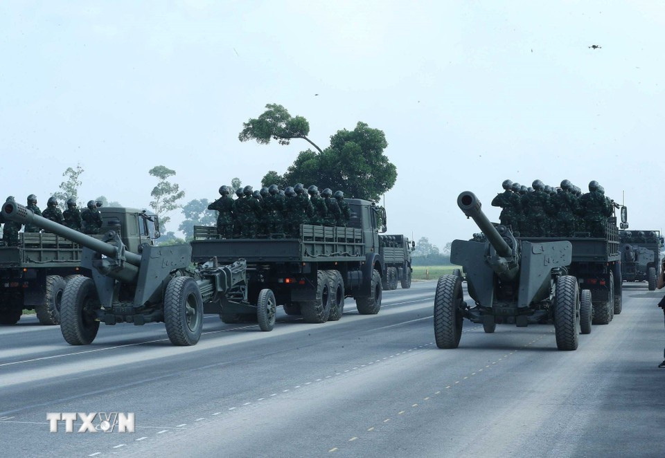 炮兵兵种在合练仪式上展示多种重型火炮。图自越通社