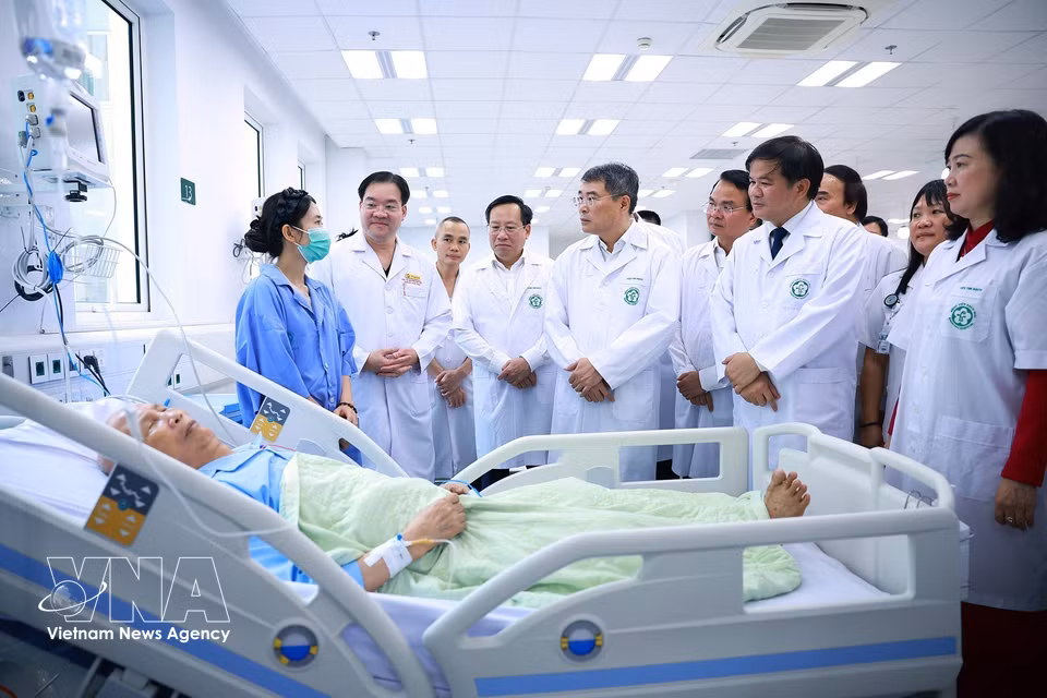 越南政府总理黎明兴看望并慰问正在白梅医院宁平分院接受治疗的患者。图自越通社