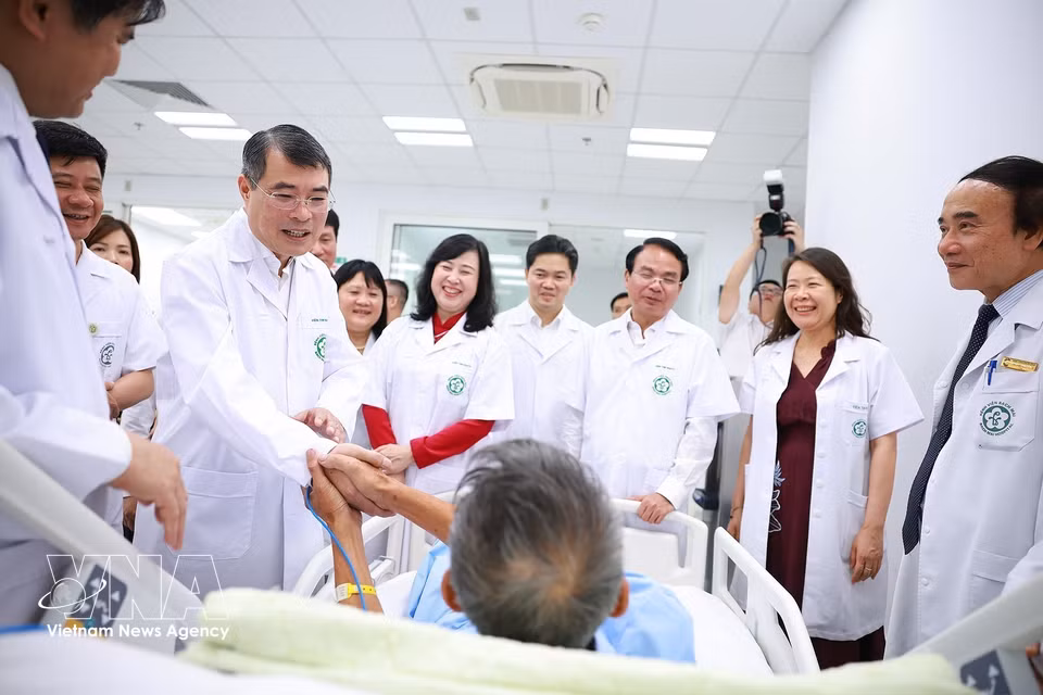 越南政府总理黎明兴看望并慰问正在白梅医院宁平分院接受治疗的患者。图自越通社